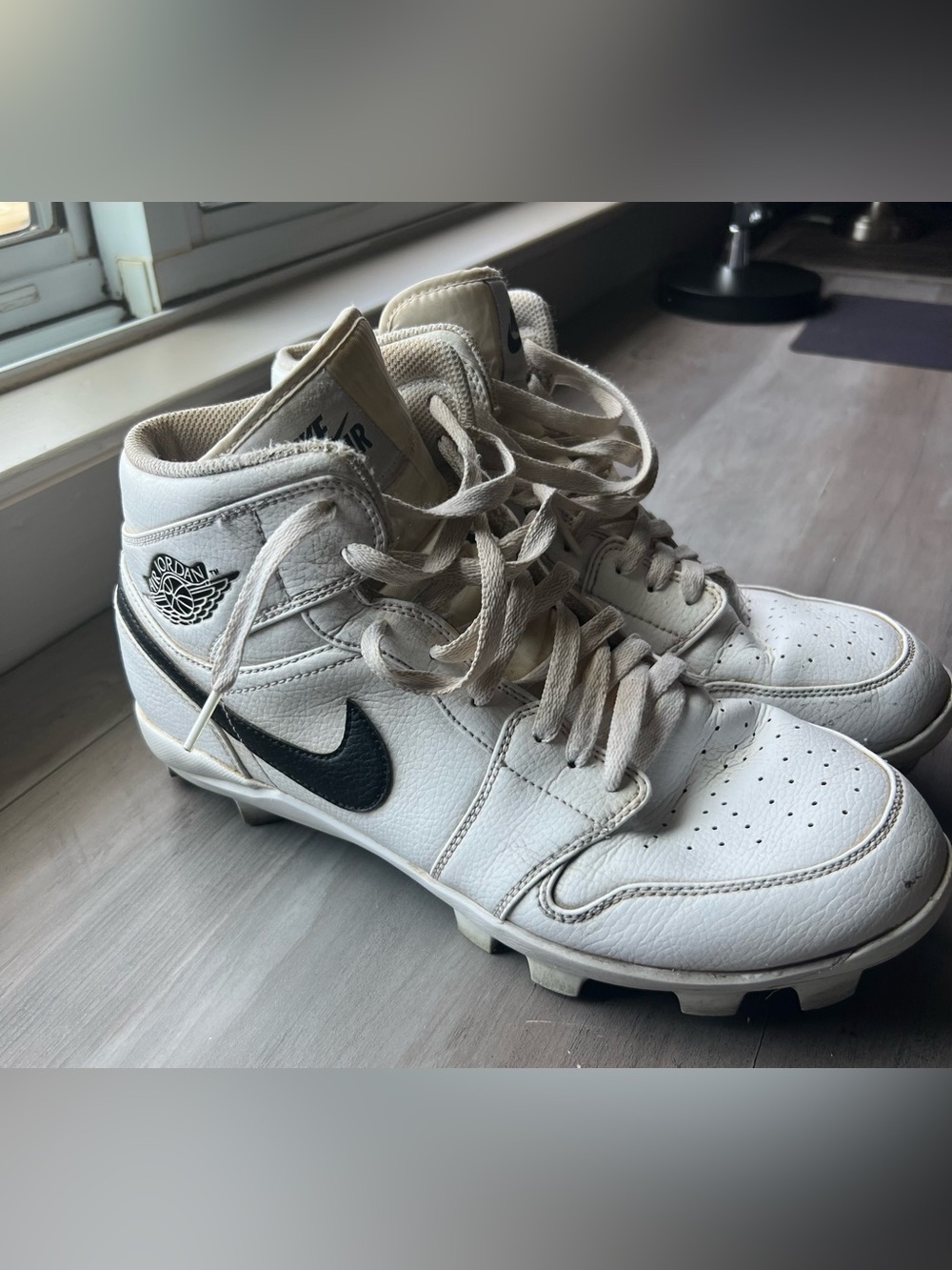Nike Air Jordan Men 11.5 White High-Top molded cleats